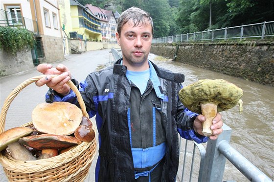 Pavel Frömmel z Hřenska má týden po záplavách uklizeno, a tak se o vydal na houby.
