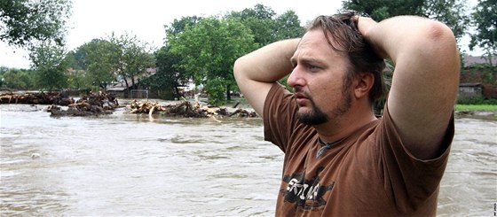 Ivo rajer o víkendu navzdory vyhláené evakuaci zstal v Hrádku na Nisou a pokraoval v odklízení následk povodn.