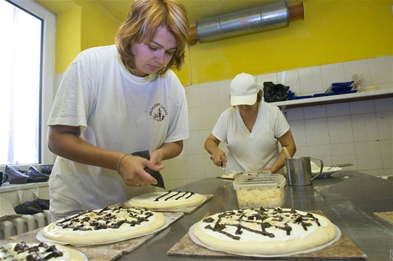 Petra Konopíková každoročně peče na Chodské slavnosti stovky koláčů.