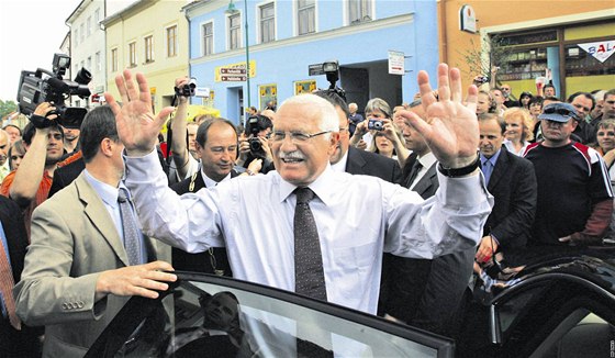 K ochran Václava Klause chce policie koupit dva nové vozy.
