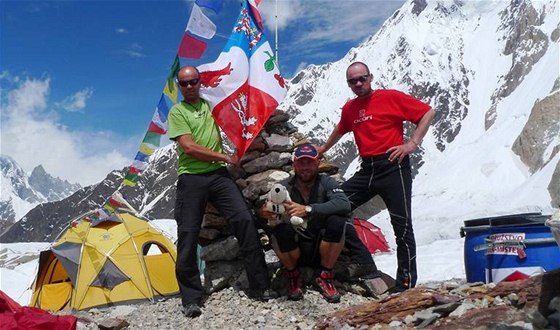 PED VÝSTUPEM. Expedice Double Gasherbrum slavila v Himálaji úspch (zleva Jaro, Uher, Maek).