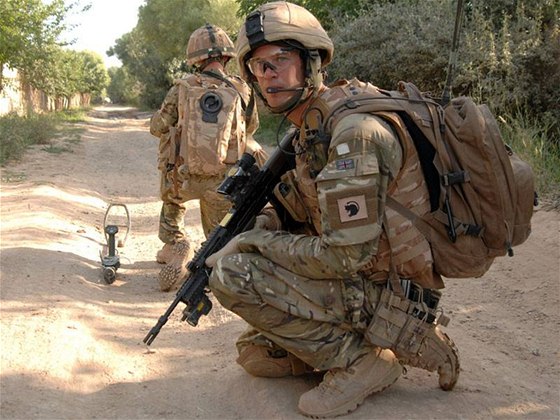 Brittí vojáci v Afghánistánu dostávají pednostn uniformy s novým maskovacím...