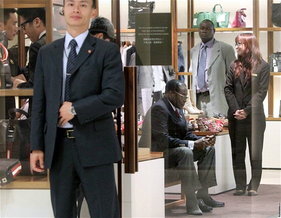 Prezident Zimbabwe Robert Mugabe si v Hongkongu vybírá nové luxusní boty (15. srpna 2010)