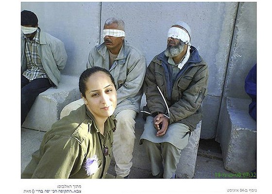 Eden Aberjilová na archivním snímku s palestinskými vzni