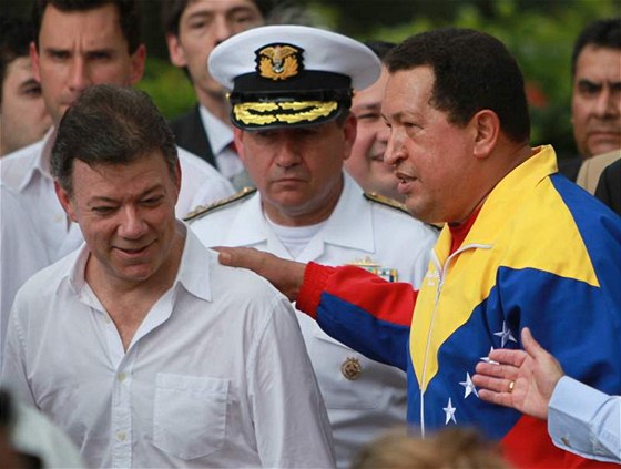 Kolumbijský prezident Juan Manuel Santos se setkal s venezuelským protjkem Hugem Chávezem (10. srpna 2010)