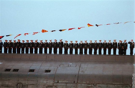 Posádka ponorky Kursk na snímku poízeném jeden týden ped katastrofou.