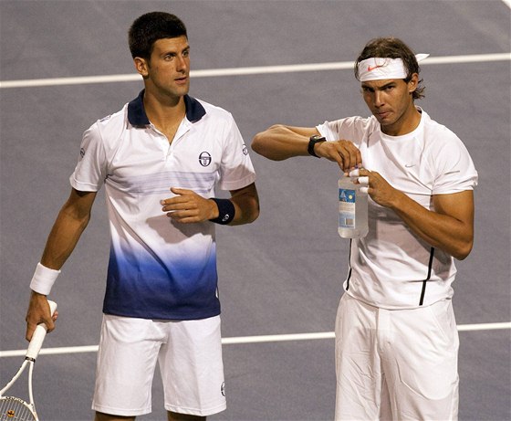 Rafael Nadal (vpravo) a Novak Djokovi v utkání proti kanadské dvojici Vasek Pospisil, Milos Raonic v Torontu.