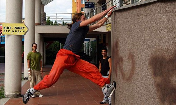 Vysoká zídka není pro vyznavae parkouru ádnou pekákou 