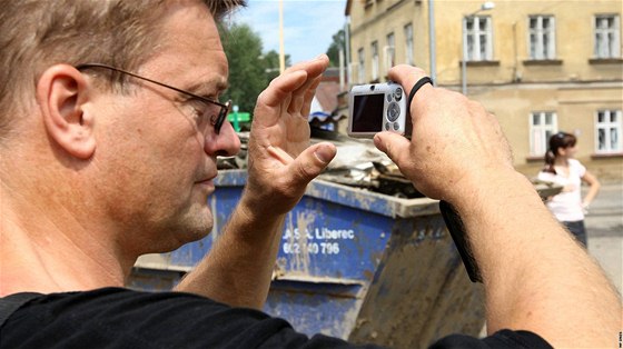 Pojiovák Zdenk Kresl si v Chrastav fotí následky bleskových povodní.