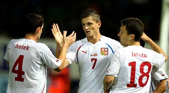 Mario Holek (vlevo) v reprezentaním dresu loni v srpnu v píprav proti Lotysku gratuluje ke gólu Tomái Necidovi,