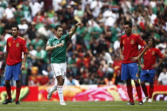 Mexický fotbalista Javier Hernandez se raduje mezi smutnými panly.