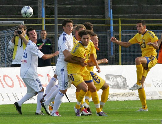 SOUBOJ. Ke komu ten míč spadne? Balón sledují žlutí Jihlavané a bílí fotbalisté ze Znojma.