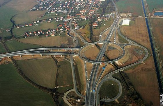 Opatovice nad Labem - obří silniční křižovatka.