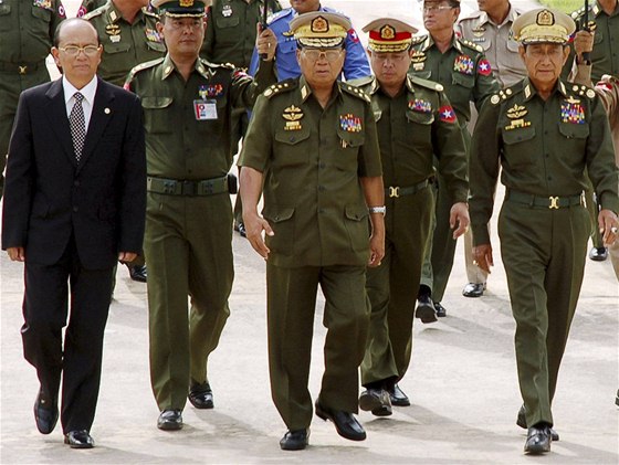 V ele barmské vojenské junty je Than wei (uprosted) 