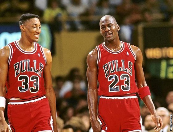 Scottie Pippen (vlevo) a Michael Jordan ve slavných asech Chicago Bulls