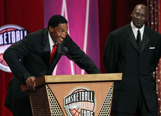 Scottie Pippen (vlevo) vstupuje do basketbalové Sín slávy pod dozorem svého nkdejího spoluhráe Michaela Jordana.