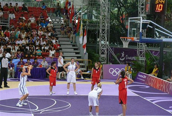 Momentka z utkání mladých eských basketbalistek s Thajskem