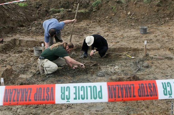 Na louce Budínka u Dobronína vykopali archeologové ostatky esti lidí, dva msíce je te budou zkoumat odborníci.