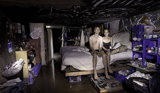 Steven a Kathryn ve své provizorní lonici v tunelu pod Las Vegas. Steven kvli své drogové závislosti piel o práci. Dnes se iví vybíráním zapomenutých mincí v automatech