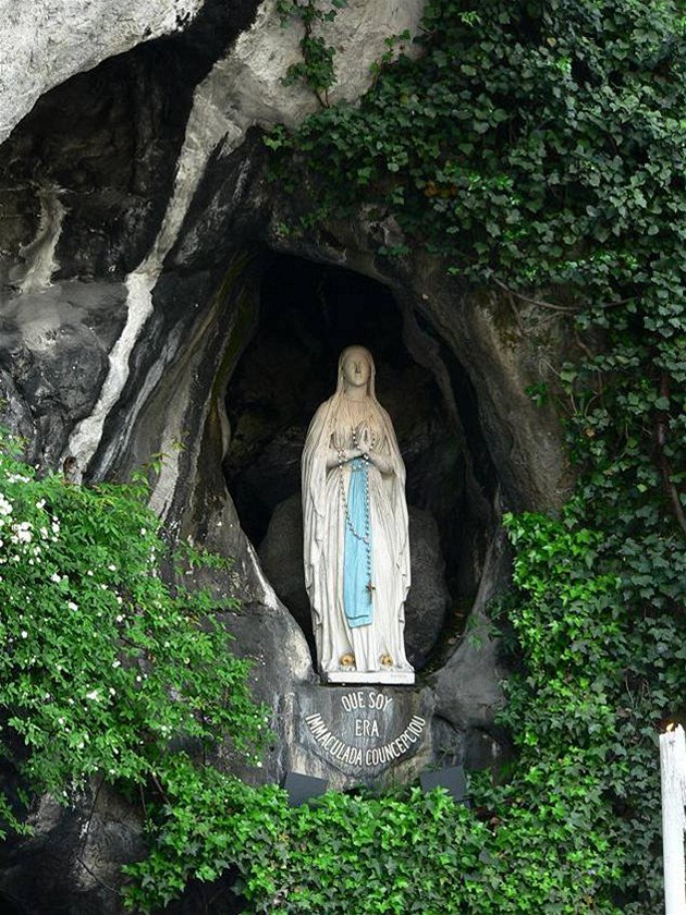 Socha Panny Marie Lurdské v Lurdech