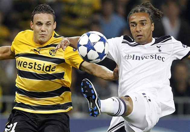O mí� se rvou David Degen (vlevo) z týmu Yong Boys Bern a Benoit Assou-Ekotto z Tottenhamu.