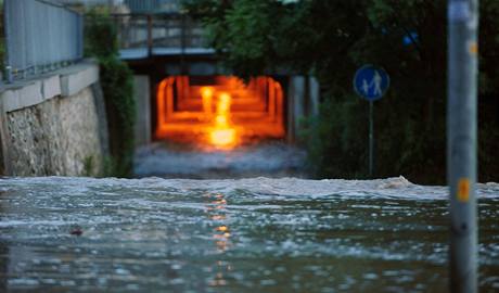 Rozvodnn Klsk potok zalil Tovrn ulici v st nad Labem, kter pmo soused s chemikou Spolchemie. (12. srpna 2010)