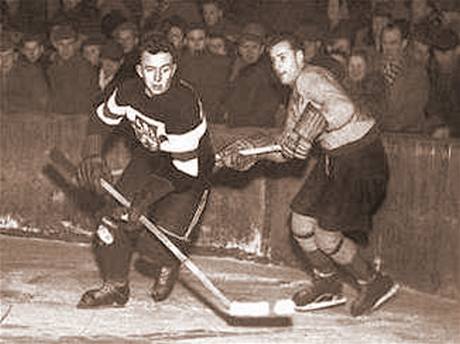 Augustin Bubnk (vlevo) hraje msc ped zatenm bhem ppravy na mistrovstv svta 1950 proti Harringy Racers v Praze.