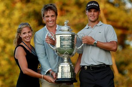 Alison Michelettiov (vlevo) a Martin Kaymer (vpravo) s Wanamaker Trophy, pohrem pro vtze PGA Championship.