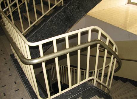 Původní funkcionalistické prvky schodišťového zábradlí se zachovaly i do současnosti