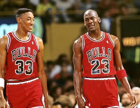 Scottie Pippen (vlevo) a Michael Jordan ve slavnch asech Chicaga Bulls