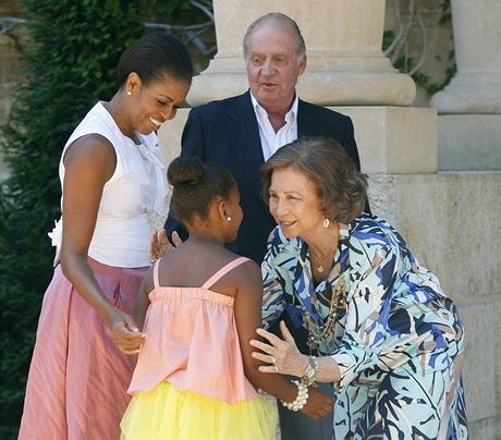 Michelle Obamov s dcerou Sashou na nvtv u panlskho krle Juana Carlose