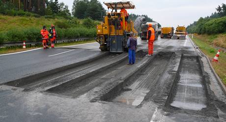 Silnii zaali s opravami 24. ervence. Pomoc frzy z dlnice vyzli pruh asfaltu o tlouce 24 centimetr.