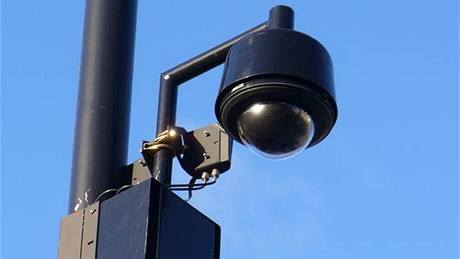 Kamera s bezdrátovým připojením dokáže ze sloupu poulučního osvětlení sledovat celé své okolí (Londýn)