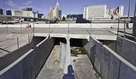 V protipovodovch tunelech pod Las Vegas ij stovky bezdomovc. Denn je ohrouj jedovat pavouci, infekce, vlhko a nedostatek svtla a vzduchu