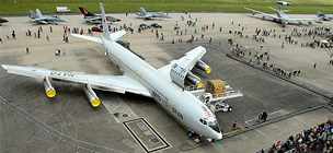 NATO vyazuje staré pepravní letouny Boeing