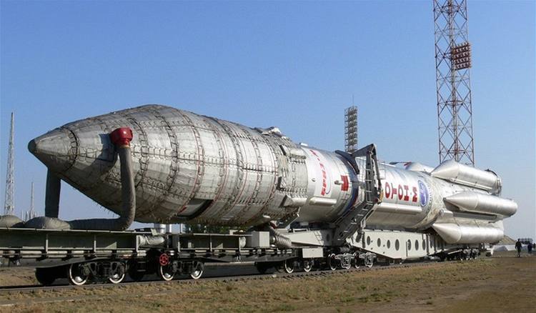 Nosná raketa Proton-M s telekomunikační družicí putuje na rampu.
