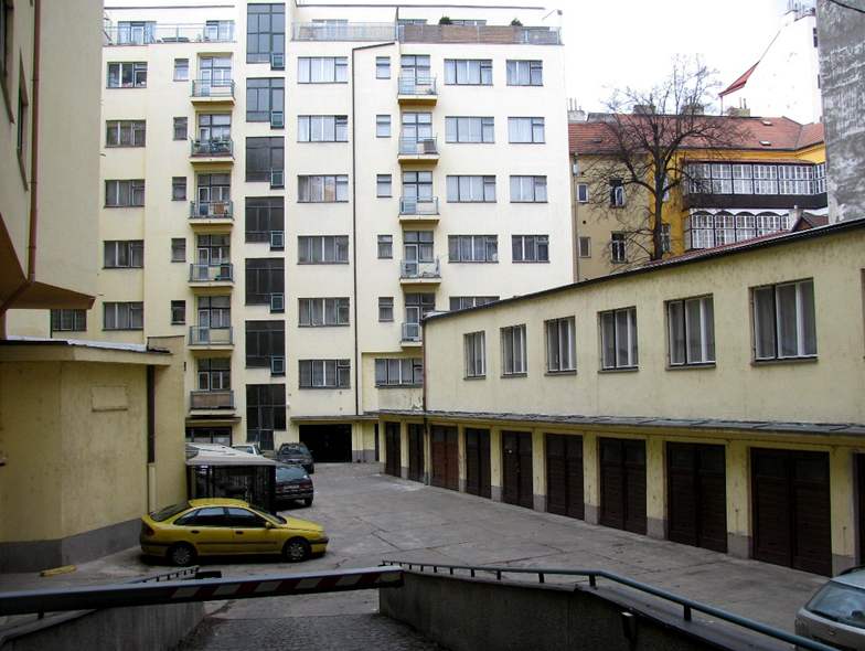 Roh Milady Horákové: nejznámjí pohled na blok bankovních dom z ulice Milady Horákové. Zaslepené výklady v pízemí jsou vak smutnou vizitkou.
