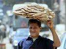 Mladý Egypan s arabským chlebem v Káhie
