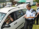 Policisté kontrolují fanouky brnnské Velké ceny v kempu Start na Kývalce (Exit 182 z dálnice D1 Praha  Brno).  (13. srpen 2010)