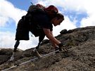 PO TYECH. Neil Duncan musel cestou na vrchol Kilimandára bojovat.