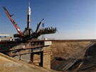 Nosná raketa Sojuz s kosmickou lodí Sojuz-TMA na ramp v Bajkonuru