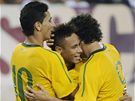 Úspný stelec Neymar (uprosted), Ganso (vlevo) a Pato se radují z první branky do sít domácího týmu Spojených stát.