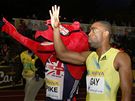 VÍEZ! Americký sprinter Tyson Gay oslavuje, na Diamantové lize v Londýn vyhrál stovku.
