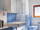 Spojení lesklé modré a bílé je charakteristické pro koupelnu v pate
