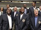 lenové nejslavnjího drustva historie - amerického Dream Teamu z olympijských her v Barcelon 1992. Osmnáct let nato byl tento tým uveden do basketbalové Sín slávy.