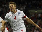 TO JE RADOSTI! Steven Gerrard, kapitn anglick fotbalov reprezentace, oslavuje gl.