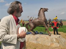 Smrt tisc kon, kte padli na slavkovskm bojiti, pipomene bronzov socha kon v ivotn velikosti