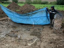 U Dobronna na Jihlavsku odkrvaj archeologov hromadn hrob. V nm m leet asi 15 Nmc zavradnch v kvtnu 1945