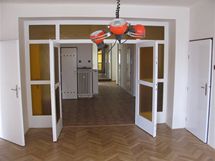 Pohled z prostředni místnosti: největší pokoj navazuje na halu a předsíň, zrcadlo na jejím konci byt opticky zvětšuje