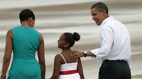 Barack Obama s manelkou a dcerou Sashou po píletu do Panama City. (14. srpna 2010)